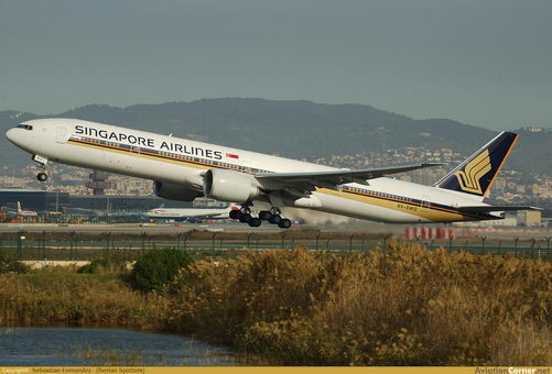 Boeing 777 de Singapore airlines despegando por la tercera pista en direcci&oacute;n Gav&agrave; Mar